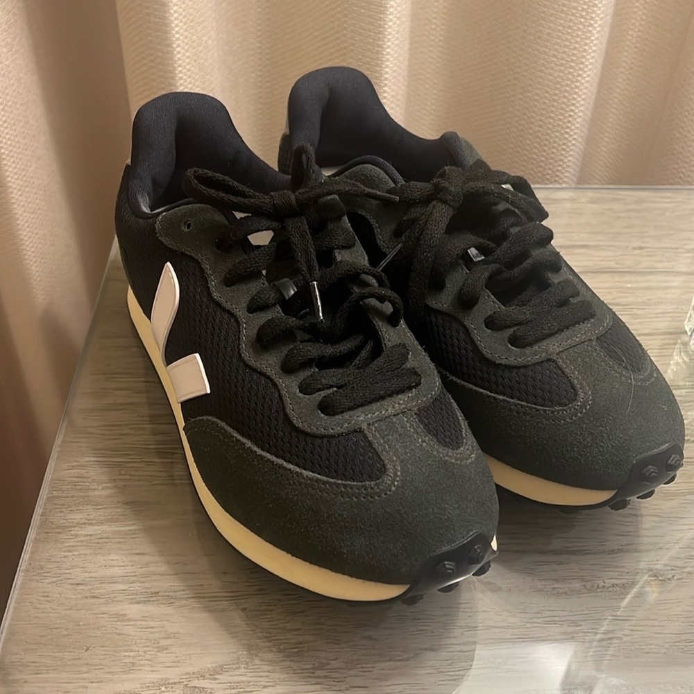 Women’s veja sneakers eur 37, us size 6